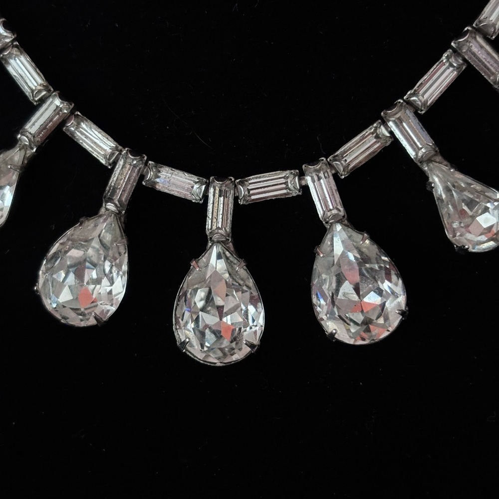 Elegant Silver Teardrop Necklace - Picture 2 of 3